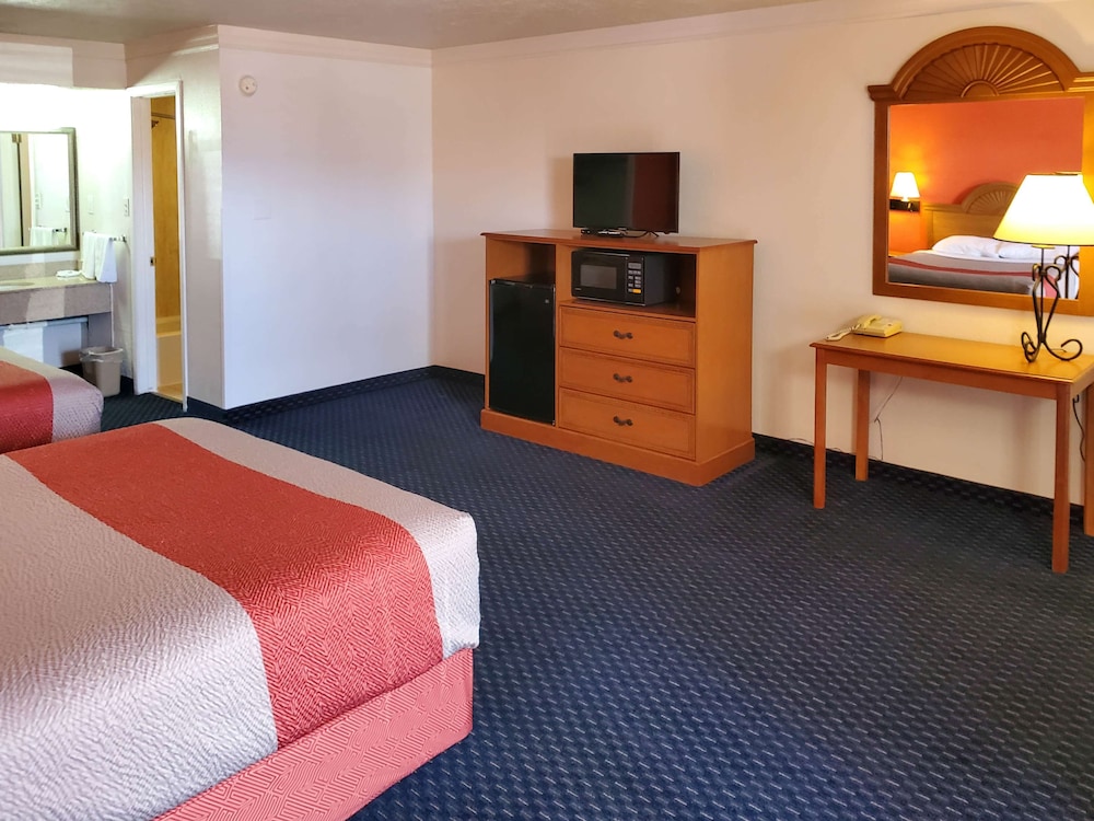 Standard Room, 2 Queen Beds, Non Smoking - Photo 1