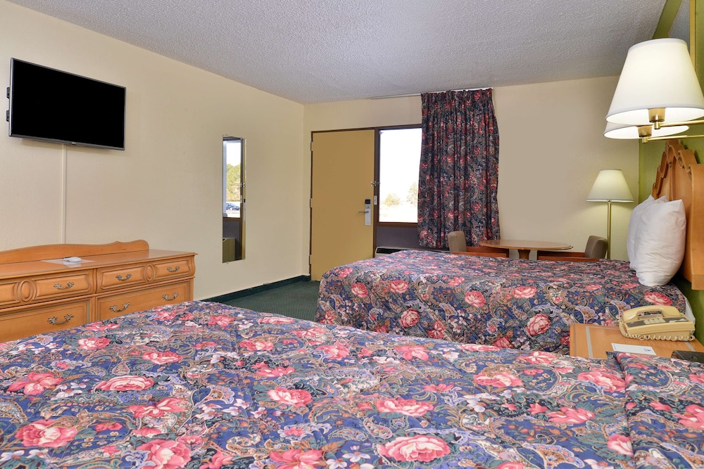 Room, 2 Queen Beds, Smoking - Photo 1