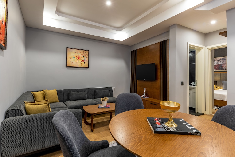 Grand Suite (Half Basement with 2 Small Windows) photo 1