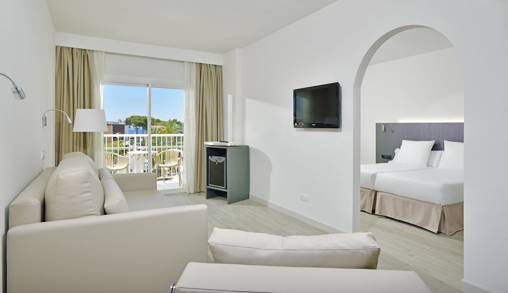 Room, Connecting Rooms, Pool View (4+2)