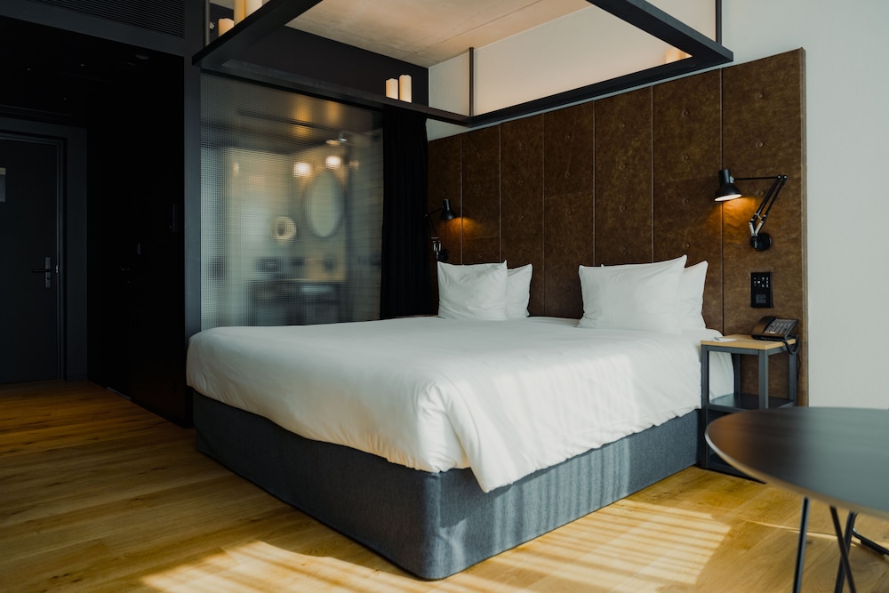 Deluxe Room, 1 King Bed - Photo 2