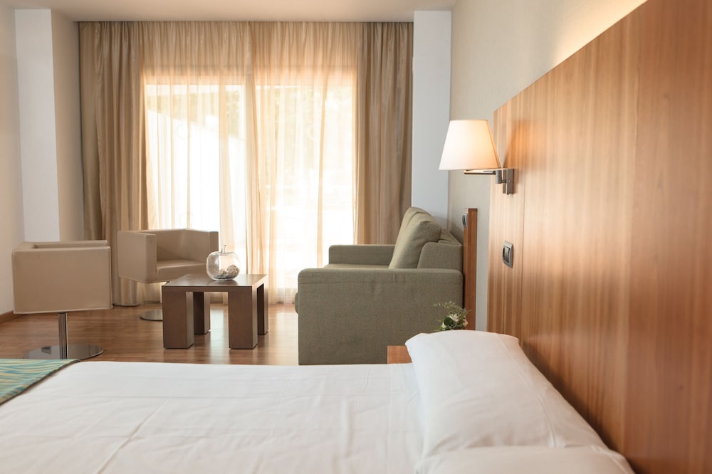 Suite (2 Adults + 1 Child)