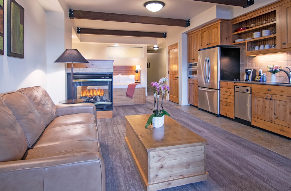 Luxury Studio, 1 King Bed with Sofa bed, Hot Tub photo 1