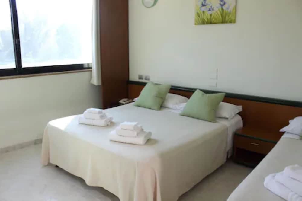Standard Room, Multiple Beds, Non Smoking