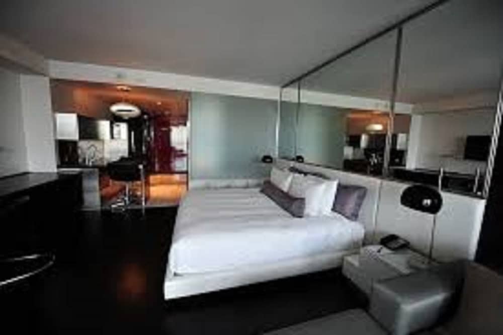 Studio Suite, City View