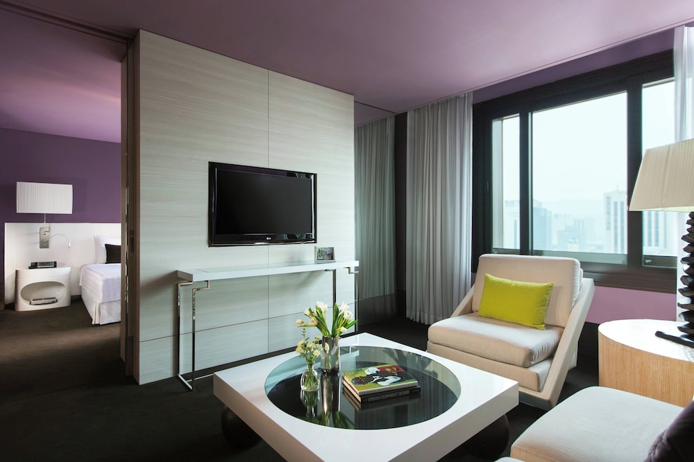 Club Suite, 1 King Bed, City View - Photo 1