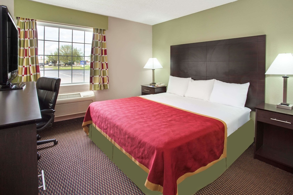 Room, 2 Queen Beds, Non Smoking - Photo 4