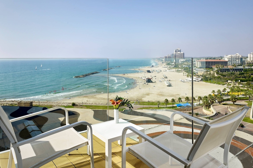 Suite, 1 Double Bed, Balcony, Sea View thumbnail 6