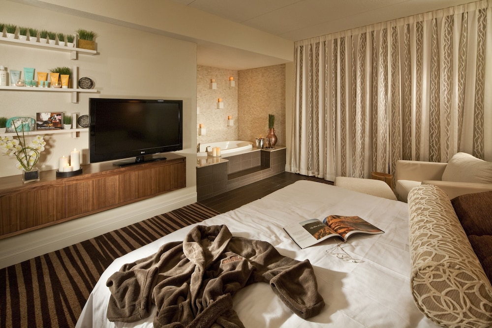 Enclave King Spa Suite - Photo 1