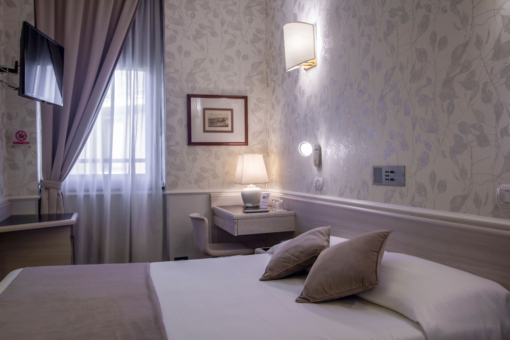 Double Room Single Use thumbnail 5