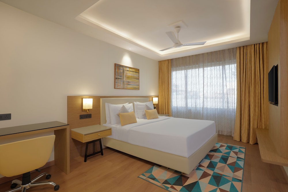 Deluxe Room, 1 King Bed, Non Smoking - Photo 1