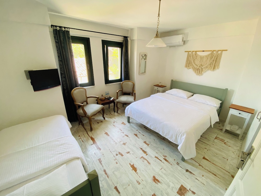 Deluxe Triple Room photo 2