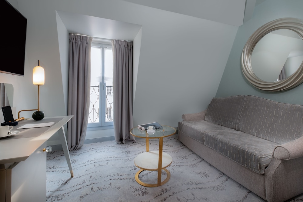 Eiffel Tower Suite photo 3