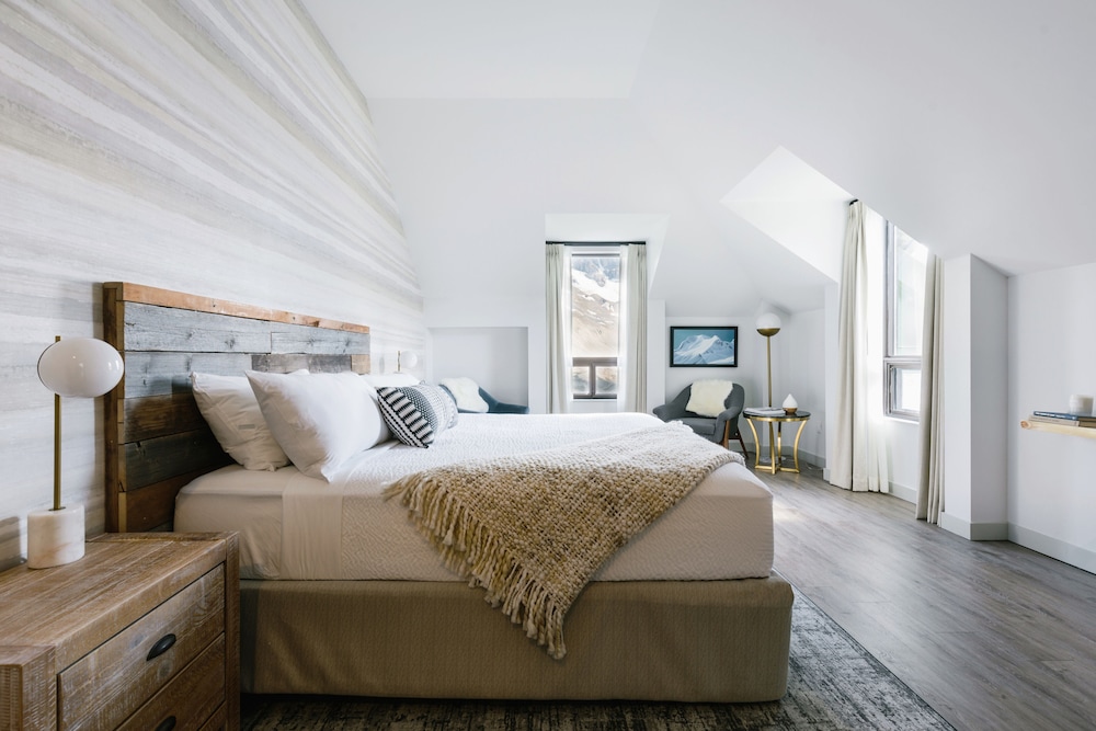 Premium Single Room, 1 King Bed, Valley View photo 1