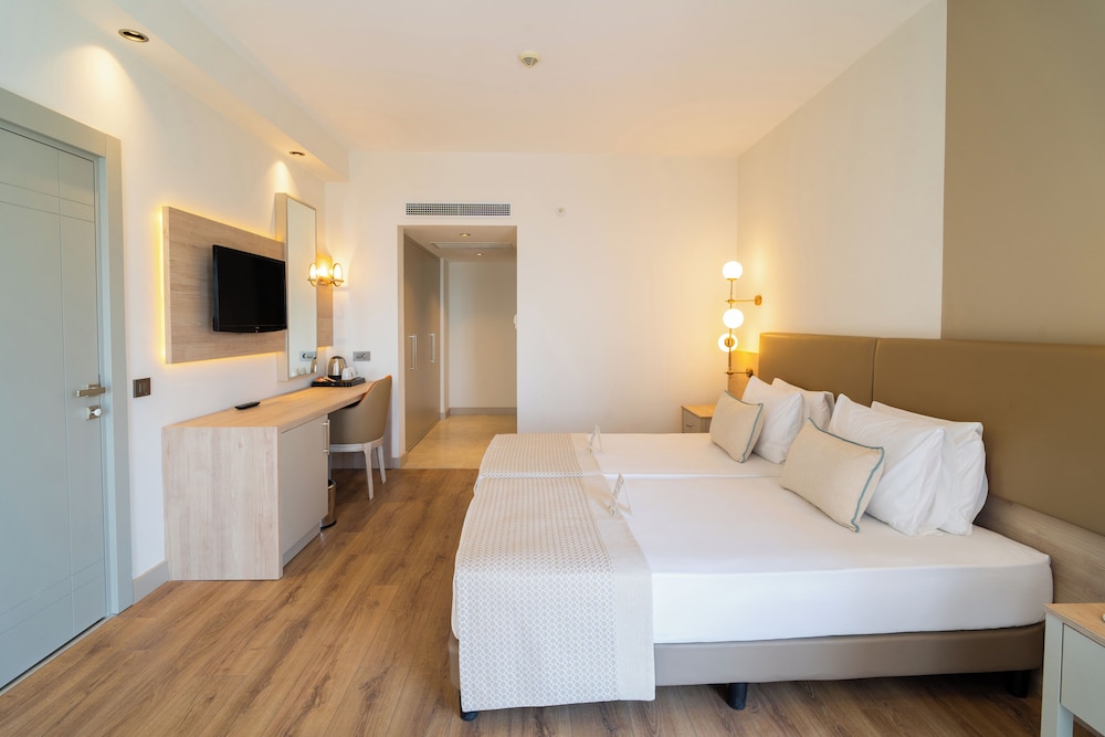 Deluxe Family Room with Sea View