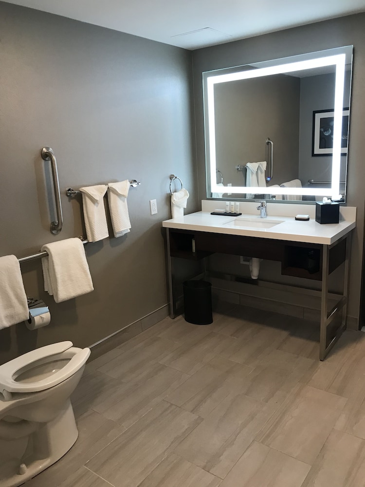 2 Room Suite, 2 Queen Beds,Accessible (Roll In Shower) - Photo 16