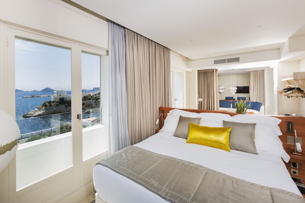 Suite, 1 King Bed, Sea View - Photo 8