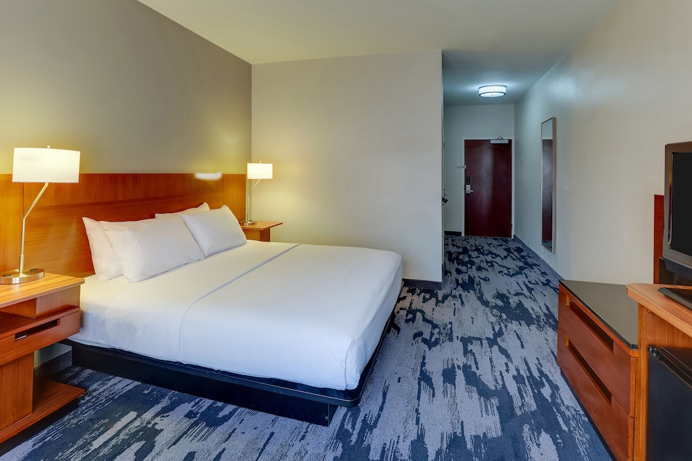 Room, 1 King Bed - Photo 3
