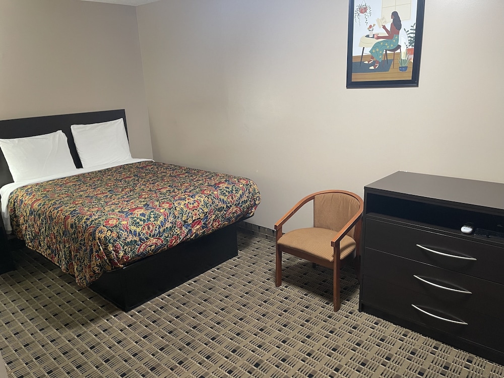 Basic Single Room, 1 Queen Bed photo 2
