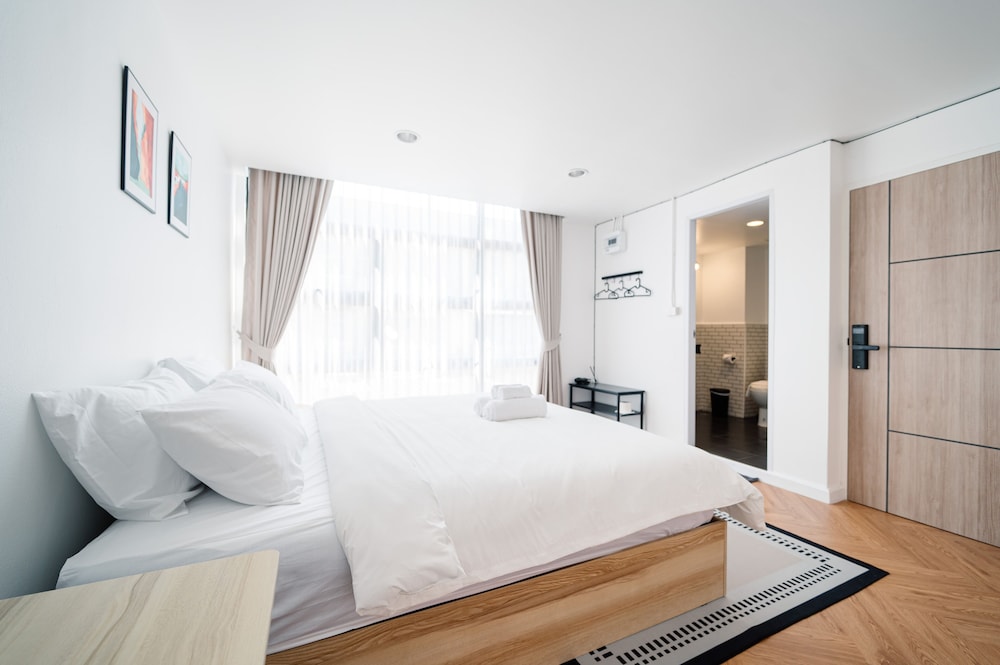 Classic Double Room, 1 King Bed with Sofa bed photo 2
