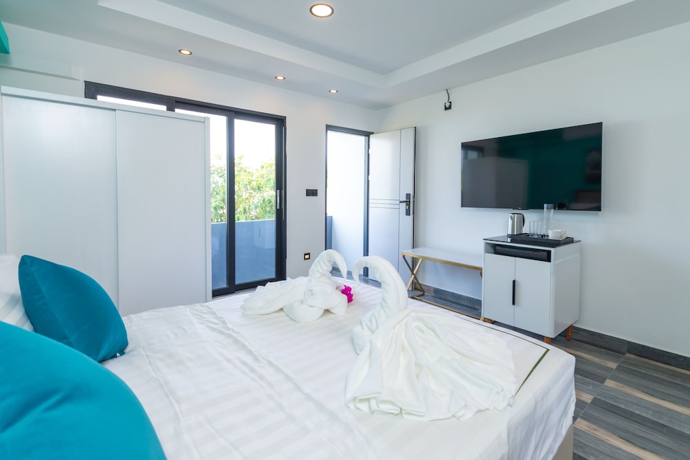 Deluxe Double Room, 1 Queen Bed, Balcony, Beach View