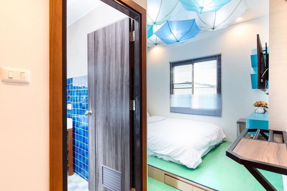 Deluxe Room, 1 Queen Bed, City View photo 2