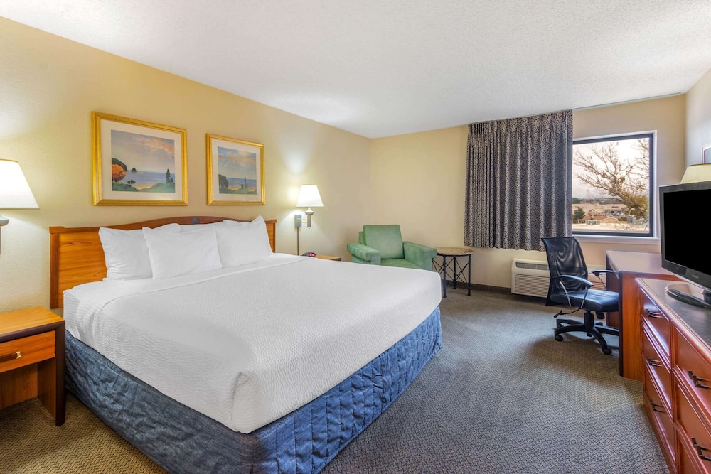 Deluxe Suite, 1 King Bed, Non Smoking, Mountain View (Deluxe Executive Suite) - Photo 1