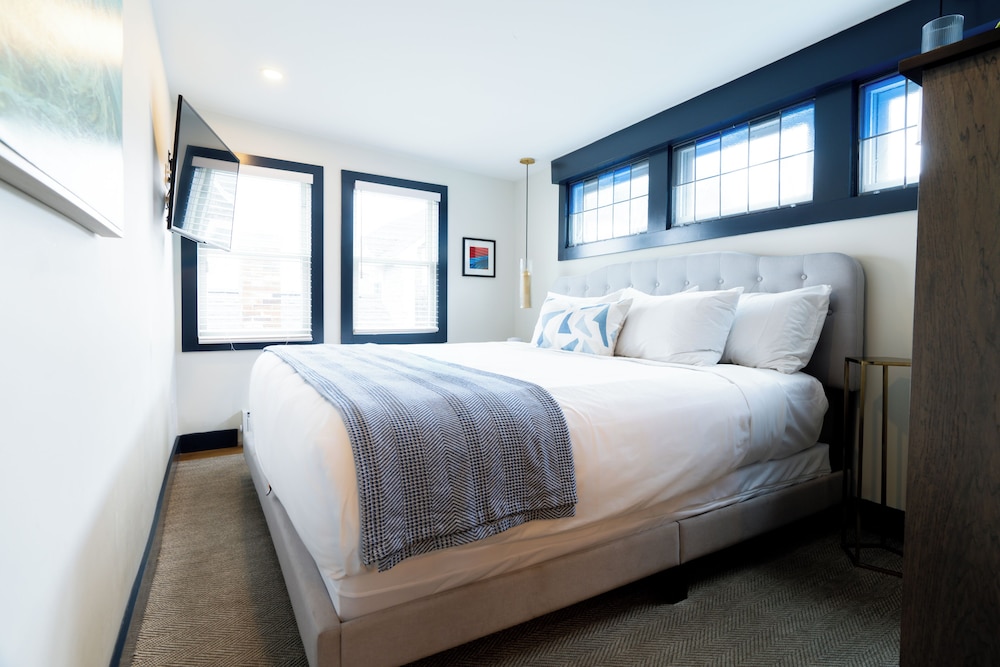Standard Room, 1 King Bed photo 1