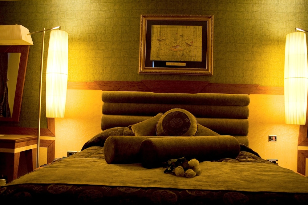 City Suite, 1 King Bed, Smoking photo 1