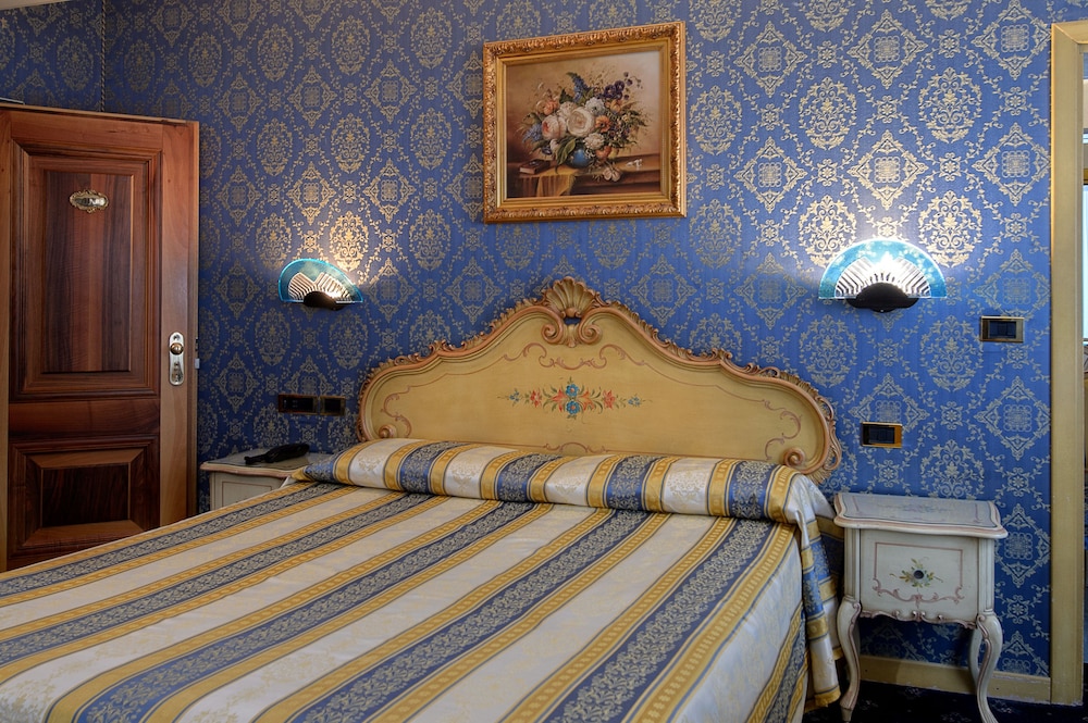 Classic Quadruple Room thumbnail 5
