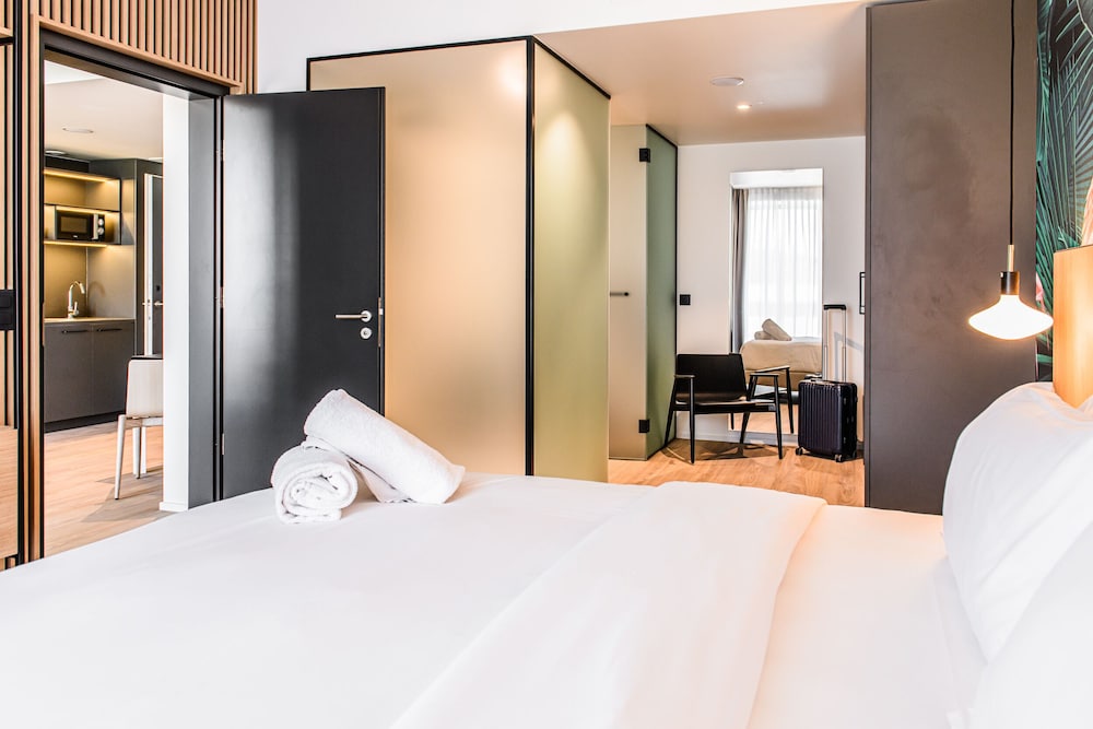 Suite - Photo 5