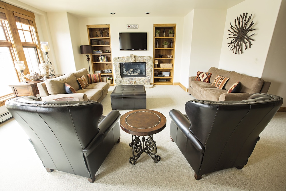 Luxury Condo, 2 Bedrooms (A302 Pet Friendly )