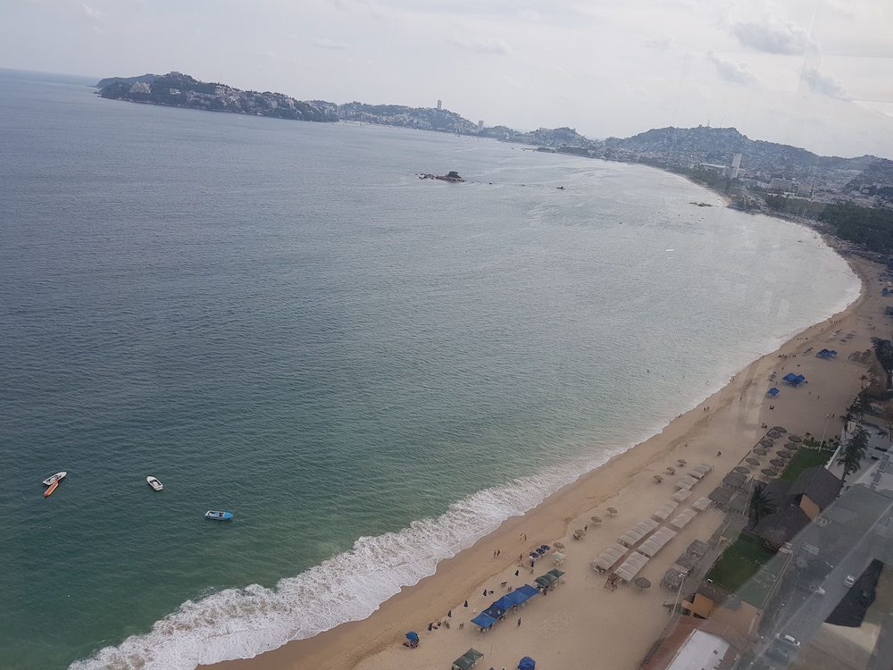 Deluxe Room, 1 King Bed, Balcony, Partial Ocean View - Photo 9