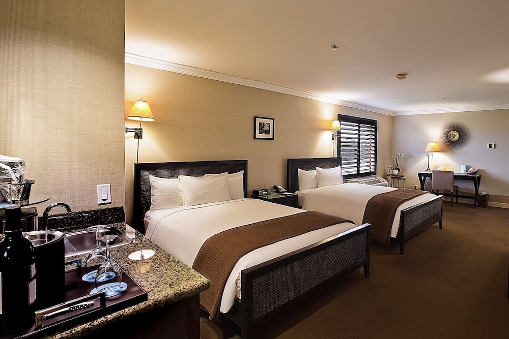 Room, 2 Queen Beds, Pet-Friendly photo 2