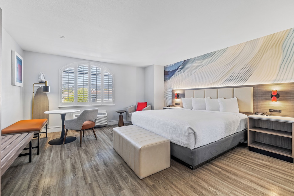 Deluxe Room, 1 King Bed - Photo 1