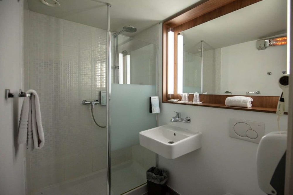 Standard Room, Multiple Beds - Photo 4