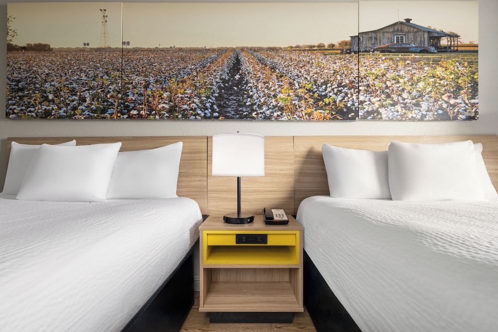 Deluxe Room, 2 Queen Beds, Accessible, Non Smoking (Mobility, Roll-In Shower) - Photo 2