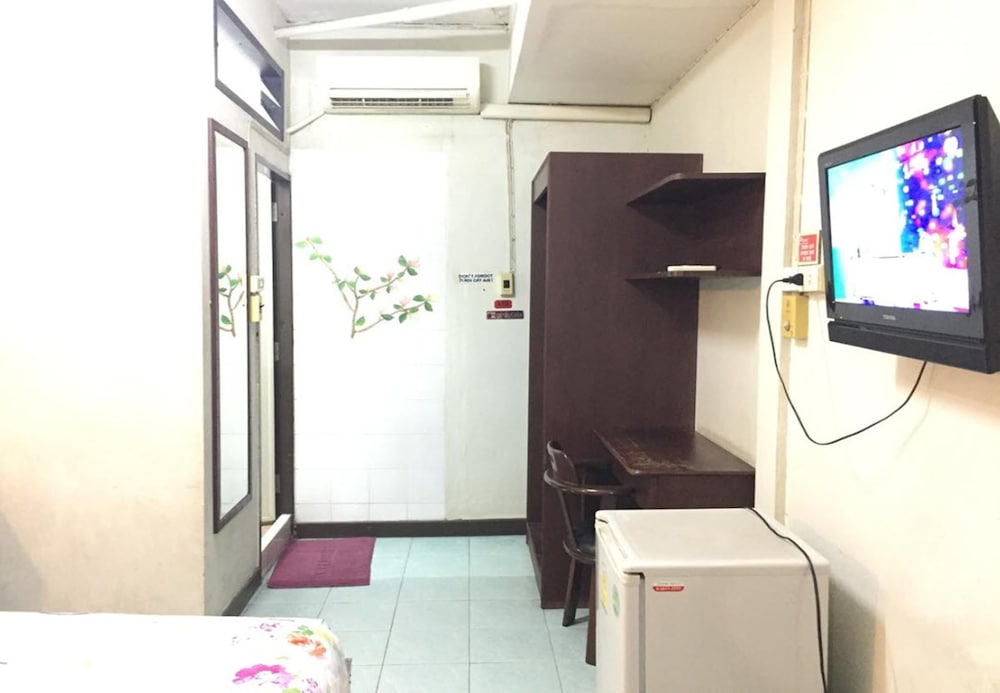 Standard Twin Room with Air-Conditioner and Private Bathroom photo 1