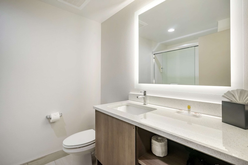 Suite, 1 King Bed with Sofa bed, Accessible, Non Smoking (Accessible Tub) - Photo 3