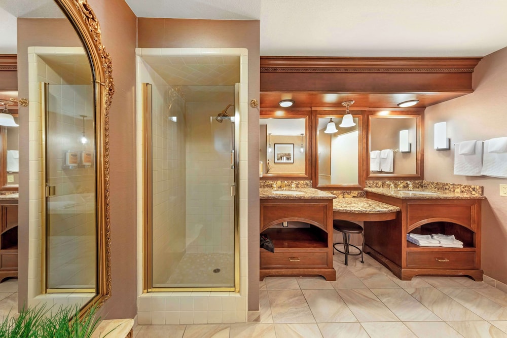 Romantic Room, 1 King Bed, Non Smoking, Jetted Tub - Photo 5