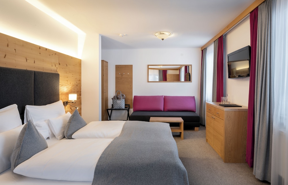 Classic Double Room, Balcony, Mountain View