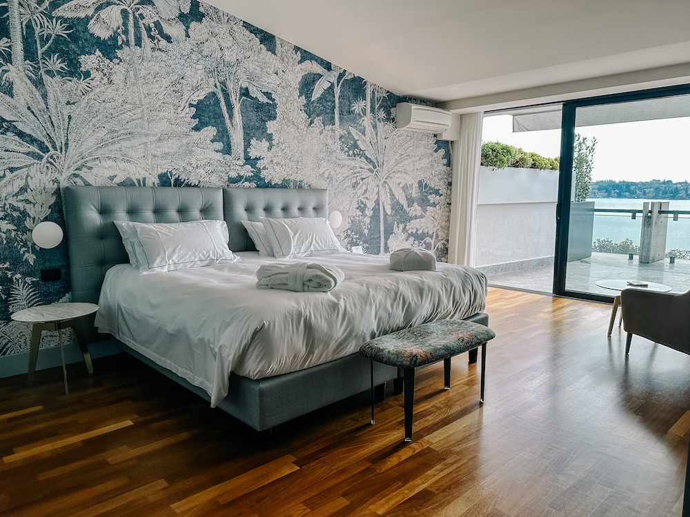 Panoramic Suite, Balcony, Lake View
