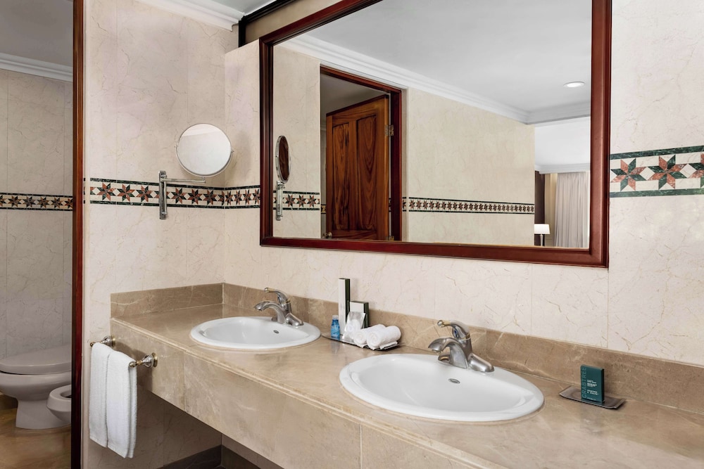 Junior Suite, 1 King Bed, Jetted Tub photo 2