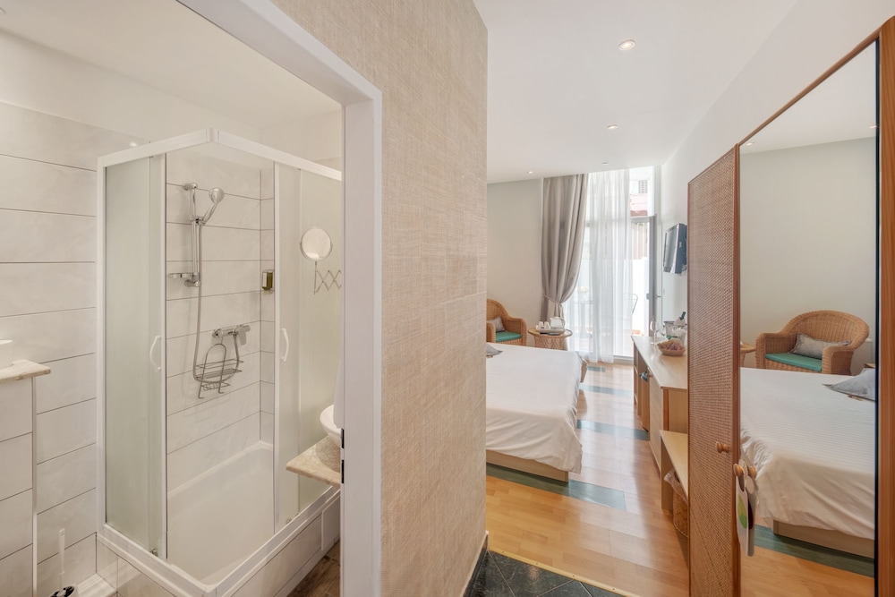 Standard Suite, Balcony photo 1