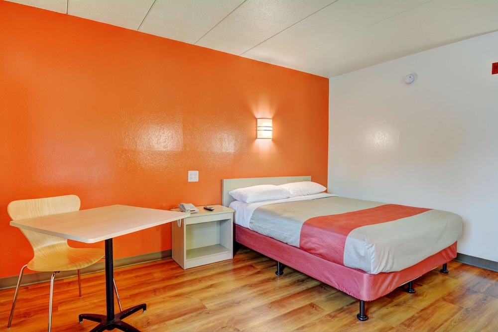 Deluxe Room, 1 Queen Bed, Non Smoking, Refrigerator & Microwave photo 2