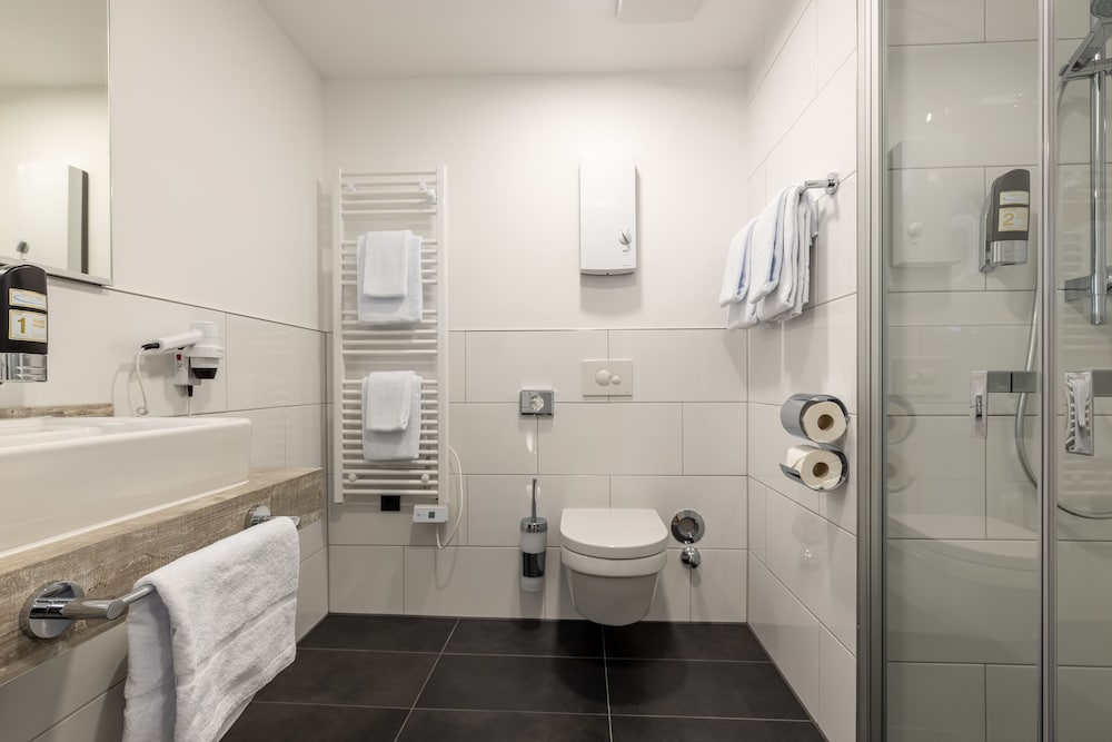 Standard Twin Room - Photo 9