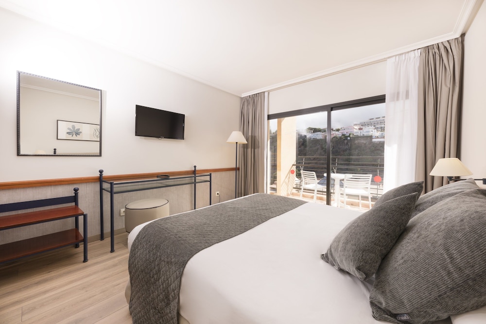 Standard Room, Partial Sea View (3 adults) - Photo 2