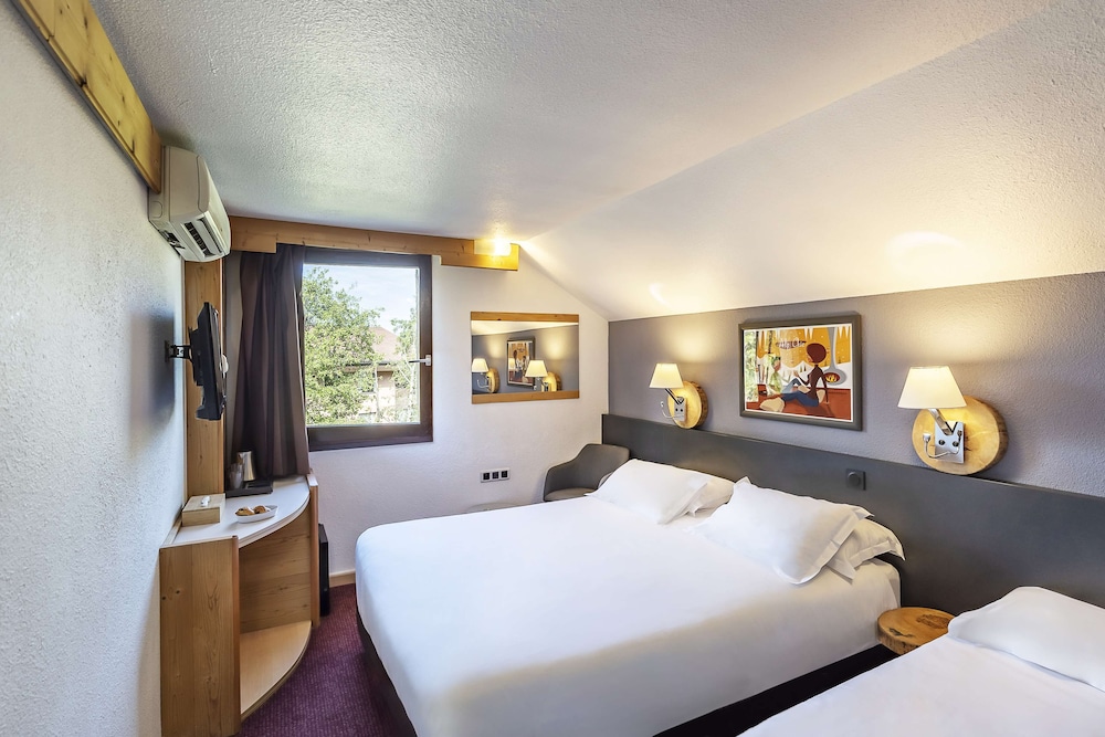 Standard Room, 1 Queen Bed, Non Smoking (with Sofabed) - Photo 1