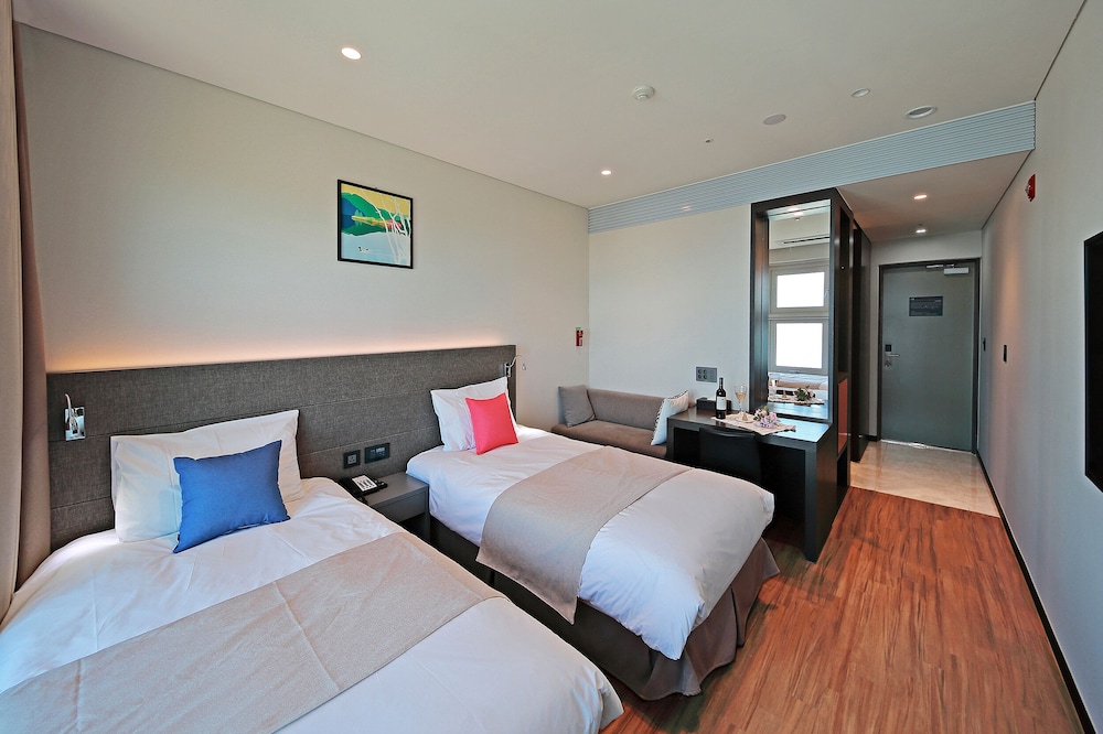 Standard Twin Room, Harbor View - Photo 3