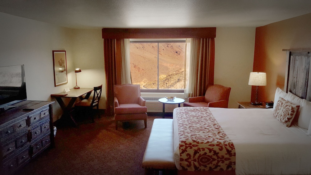 Deluxe Suite, 1 King Bed, Lake View - Photo 1